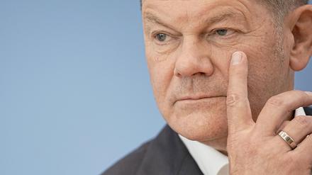Bundeskanzler Olaf Scholz (SPD) verfolgt die Sommer-Pressekonferenz im Haus der Bundespressekonferenz.