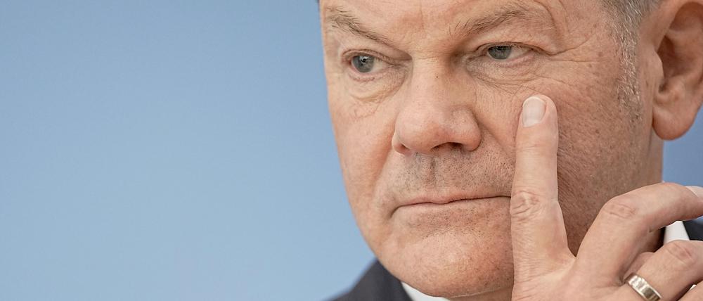 Bundeskanzler Olaf Scholz (SPD) verfolgt die Sommer-Pressekonferenz im Haus der Bundespressekonferenz.