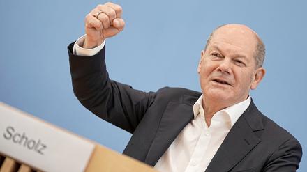 Bundeskanzler Olaf Scholz (SPD) spricht auf der Sommer-Pressekonferenz im Haus der Bundespressekonferenz. Kurz vor seinem Urlaub stellt sich der Kanzler für etwa 90 Minuten den Fragen der Hauptstadtjournalisten. 