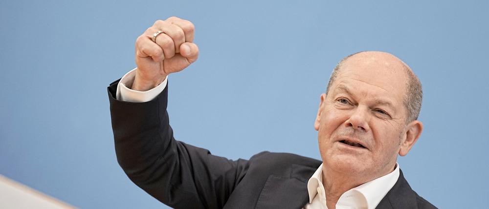 Bundeskanzler Olaf Scholz (SPD) spricht auf der Sommer-Pressekonferenz im Haus der Bundespressekonferenz. Kurz vor seinem Urlaub stellt sich der Kanzler für etwa 90 Minuten den Fragen der Hauptstadtjournalisten.