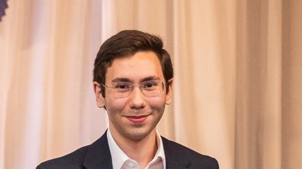 Mohammad-Taha Abdollahnia mit seinem Abiturzeugnis, das die perfekte Punktzahl verewigt.