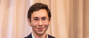Mohammad-Taha Abdollahnia mit seinem Abiturzeugnis, das die perfekte Punktzahl verewigt.