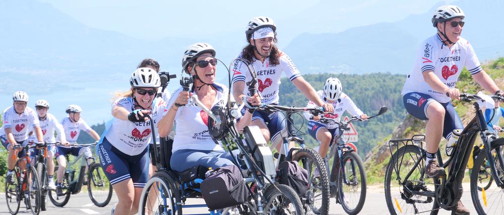 Marion van Reeth erklimmt den Grand Colombier mit dem Handbike. 2017 verlor sie bei einem Terroranschlag beide Beine.