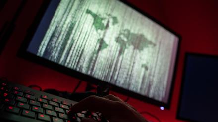 Ein Mann sitzt am Rechner und tippt auf einer Tastatur. Mindestens acht Bundesländer, die Bundeswehr, die Bundespolizei und mehrere Bundesbehörden werden Ende September zusammen üben, was im Falle eines großen Cyberangriffs auf Regierung und Verwaltung zu tun ist. 