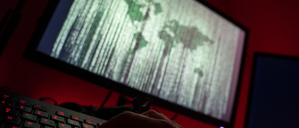 Ein Mann sitzt am Rechner und tippt auf einer Tastatur. Mindestens acht Bundesländer, die Bundeswehr, die Bundespolizei und mehrere Bundesbehörden werden Ende September zusammen üben, was im Falle eines großen Cyberangriffs auf Regierung und Verwaltung zu tun ist. 