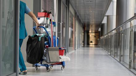 Nicht alle Beschäftigten in der Altenpflege werden nach Tarifvertrag bezahlt.