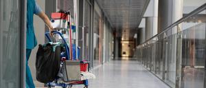 Nicht alle Beschäftigten in der Altenpflege werden nach Tarifvertrag bezahlt.