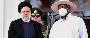Irans Präsident Ebrahim Raisi mit seinem Yoweri Museveni.