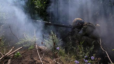A Ukrainian serviceman, of the 10th separate mountain assault brigade of the Armed Forces of Ukraine, fires an anti-tank grenade launcher at his position at a front line, amid Russia's attack on Ukraine, near the city of Bakhmut in Donetsk region, Ukraine July 13, 2023. REUTERS/Sofiia Gatilova     TPX IMAGES OF THE DAY     