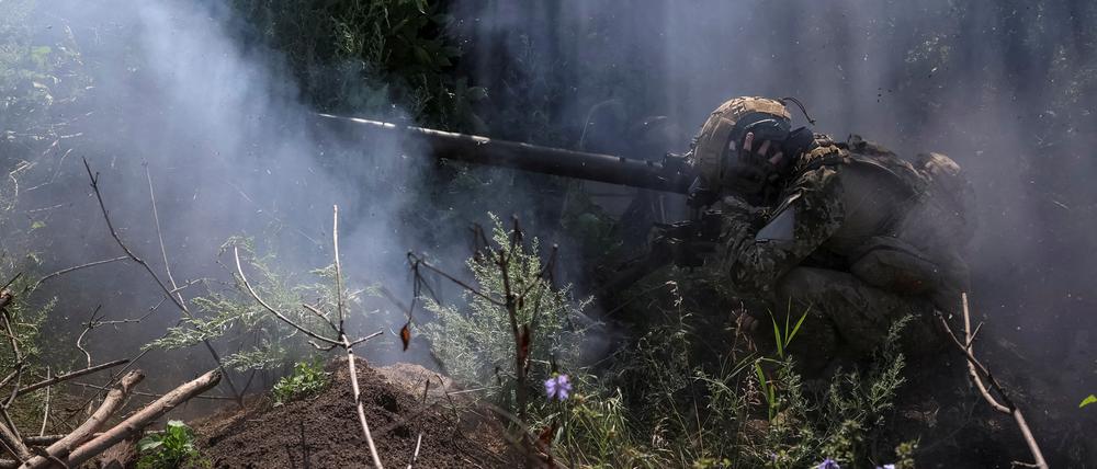 A Ukrainian serviceman, of the 10th separate mountain assault brigade of the Armed Forces of Ukraine, fires an anti-tank grenade launcher at his position at a front line, amid Russia's attack on Ukraine, near the city of Bakhmut in Donetsk region, Ukraine July 13, 2023. REUTERS/Sofiia Gatilova TPX IMAGES OF THE DAY