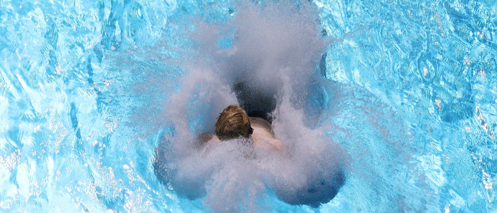 Sprung ins Wasser. Am Wochenende werden in den Freibädern viele Besucher erwartet.
