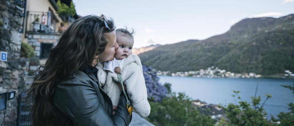 Mit dreineinhalb Monaten müssen sich viele Schweizer Babys von ihren Müttern trennen. Die müssen dann wieder arbeiten, die Kinder kommen in die Krippe.