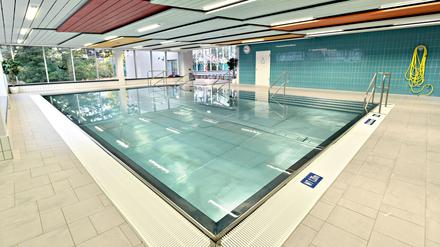Im Schwimmbad Hüttenweg müssen die Duschen erneuert werden. Dafür muss das Wasser aus dem Schwimmbecken gelassen werden.