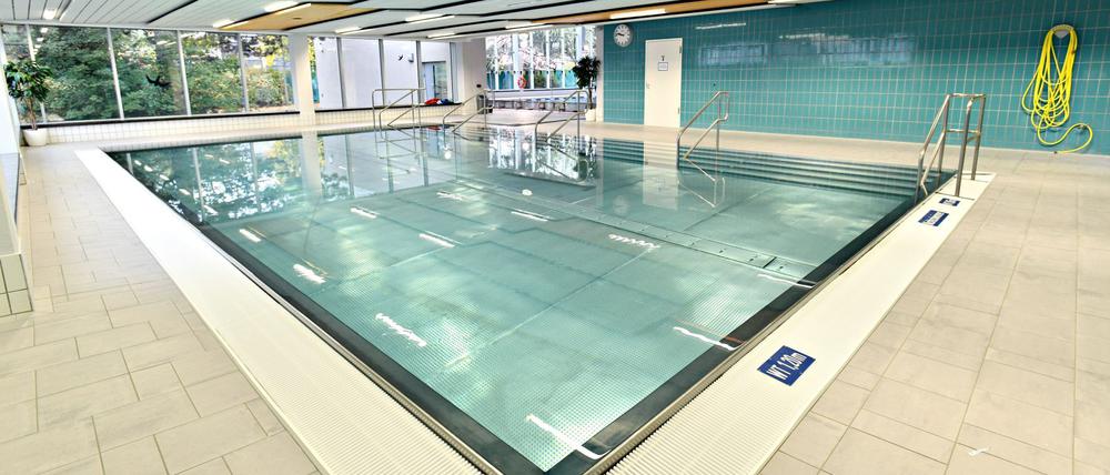 Im Schwimmbad Hüttenweg müssen die Duschen erneuert werden. Dafür muss das Wasser aus dem Schwimmbecken gelassen werden.