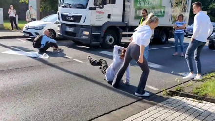 Auf einem Video, das von der Aktion in Bottrop auf Twitter gepostet wurde, ist zu sehen, wie eine Demonstrantin von einer Frau an den Haaren gezogen und von der Fahrbahn geschleift wird. 