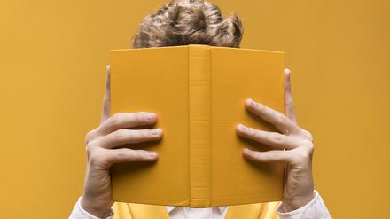 junger-moderner-mann-der-ein-buch-liest.jpg