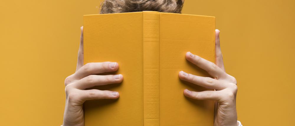 junger-moderner-mann-der-ein-buch-liest.jpg