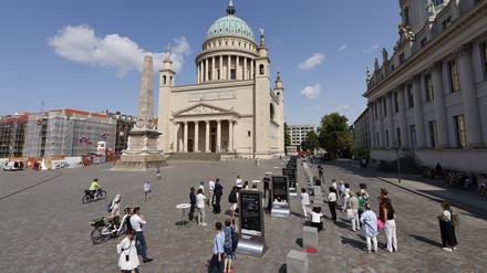 „Beam me up, Potsdam“ nennt sich die Outdoor-Ausstellung, die am Alten Markt eröffnet wurde