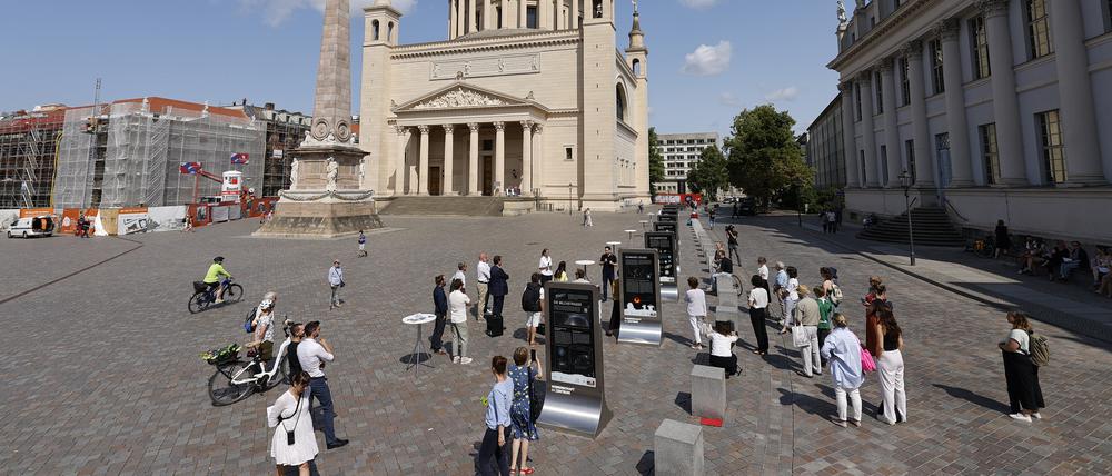 „Beam me up, Potsdam“ nennt sich die Outdoor-Ausstellung, die am Alten Markt eröffnet wurde