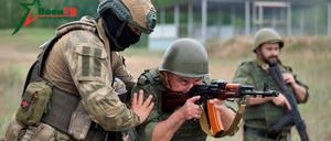 Ein Wagner-Söldner im Training mit belarussischen Soldaten, nahe Ossipowitschi.