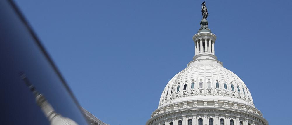 Die Kuppel des US-Kapitols spiegelt sich in einem Fenster auf dem Capitol Hill in Washington