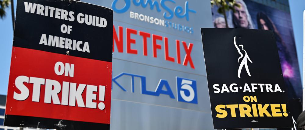 Mitglieder der SAG-AFTRA und der WGA Writers Guild of America streiken vor dem Netflix-Hauptquartier in Los Angeles.