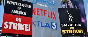 Mitglieder der SAG-AFTRA und der WGA Writers Guild of America streiken vor dem Netflix-Hauptquartier in Los Angeles.