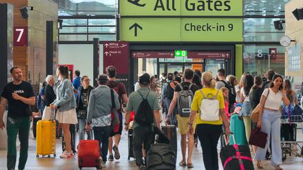 Reisende gehen auf dem Flughafen Berlin Brandenburg BER «Willy Brandt» am ersten Sommerferientag in Berlin und Brandenburg durch Terminal 1.
