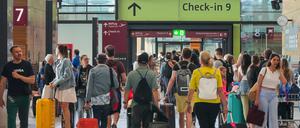 ARCHIV - 13.07.2023, Brandenburg, Schönefeld: Reisende gehen auf dem Flughafen Berlin Brandenburg BER «Willy Brandt» am ersten Sommerferientag in Berlin und Brandenburg durch Terminal 1. Ohne größere Schwierigkeiten ist der Ferienverkehr am Hauptstadtflughafen BER angelaufen. (zu dpa: "Ferienverkehr am BER «gut geplant und entspannt» angelaufen") Foto: Soeren Stache/dpa +++ dpa-Bildfunk +++