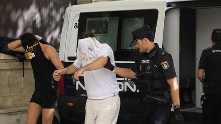 Polizisten führen die Verdächtigen zum Termin mit dem Haftrichter auf Mallorca.