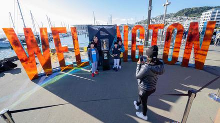 Wenig los. Fußball-Fans posieren mit dem Weltpokal in Wellinigton, einem der vier WM-Soielorte. 