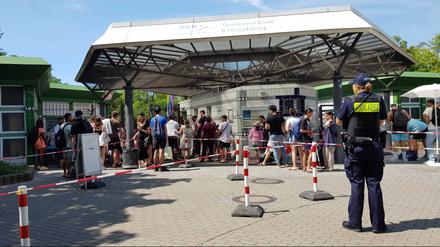 Prinzenbad in Kreuzberg am ersten Tag der verschärften Zugangskontrollen.