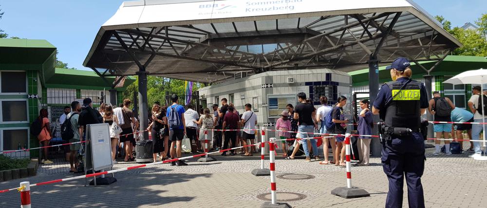 Prinzenbad in Kreuzberg am ersten Tag der verschärften Zugangskontrollen.