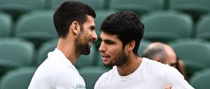 Novak Djokovic und Carlos Alcaraz (r.) übten in Wimbledon beim Training schon mal den Handshake.