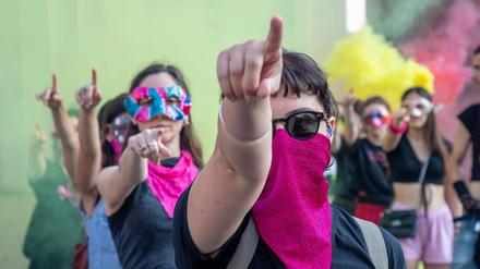 Frauenprotest in Mailand. Die Bewegung „Non una di meno“ (Nicht eine Einzige weniger) demonstriert anlässlich des Falls Leonardo La Russa. Der Sohn des Parlamentspräsidenten Ignazio La Russa soll eine Frau betäubt und missbraucht haben. Sein Vater sieht kein Problem. 