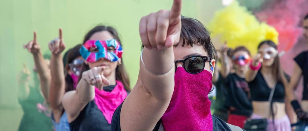 Frauenprotest in Mailand. Die Bewegung „Non una di meno“ (Nicht eine Einzige weniger) demonstriert anlässlich des Falls Leonardo La Russa. Der Sohn des Parlamentspräsidenten Ignazio La Russa soll eine Frau betäubt und missbraucht haben. Sein Vater sieht kein Problem.