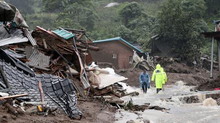 Nach einem durch starken Regen verursachten Erdrutsch eingestürzte Häuser sind in Yecheon zu sehen.