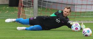 Torwart Neuer muss nach seinem Unterschenkelbruch erst einmal alleine trainieren.