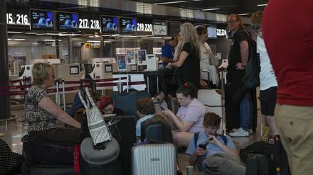 Passagiere warten auf die Abfertigung ihrer Flüge während eines landesweiten Streiks auf dem internationalen Flughafen Rom Fiumicino.