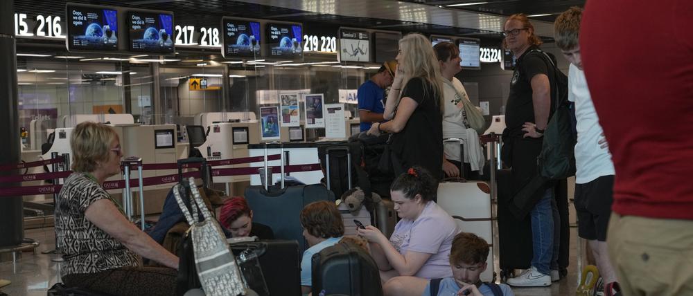 Passagiere warten auf die Abfertigung ihrer Flüge während eines landesweiten Streiks auf dem internationalen Flughafen Rom Fiumicino.