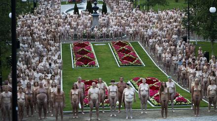Freiwillige posieren in einer Sommernacht am 15. Juli 2023 in Kuopio nackt für den amerikanischen Kunstfotografen Spencer Tunick.