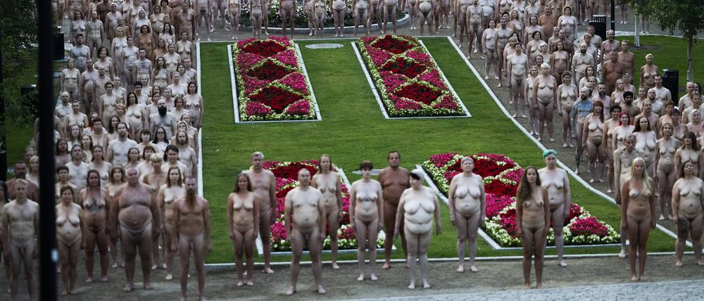 Freiwillige posieren in einer Sommernacht am 15. Juli 2023 in Kuopio nackt für den amerikanischen Kunstfotografen Spencer Tunick.