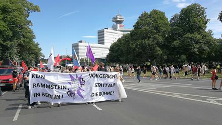 Rund 300 Menschen forderten am Samstag bei einer Protestaktion ein Verbot der Rammstein-Konzerte