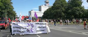 Rund 300 Menschen forderten am Samstag bei einer Protestaktion ein Verbot der Rammstein-Konzerte