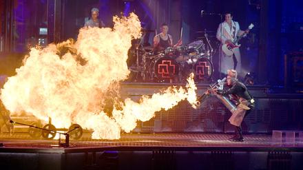 ARCHIV - 18.06.2022, Nordrhein-Westfalen, Düsseldorf: Rammstein Frontsänger Till Lindemann (r) feuert auf der Bühne mit einem Flammenwerfer auf Band-Mitglied Christian Lorenz (l, im Feuer) während des Titels «Mein Teil». (zu dpa KORR ««Ich will, dass ihr mir glaubt» - Rammstein vor Berliner Heimspielen») Foto: Malte Krudewig/dpa +++ dpa-Bildfunk +++