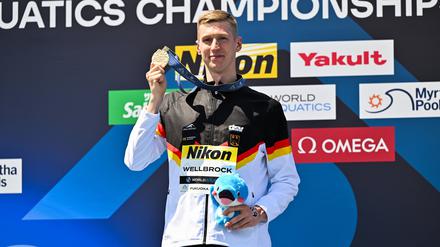 Florian Wellbrock präsentiert seine Goldmedaille.