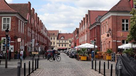 Potsdam, 28.06.2023 / Lokales / Mittelstraße, Mittelstrasse, Holländisches Viertel,, Stadtbilder, Symbolfoto, Foto: Ottmar Winter PNN ACHTUNG: Foto ist ausschließlich für redaktionelle Berichterstattung der PNN und des TGSP! Eine kommerzielle Nutzung, z.B. Werbung, ist ausgeschlossen. Die Weitergabe an nicht autorisierte Dritte, insbesondere eine weitergehende Vermarktung über Bilddatenbanken, ist unzulässig.