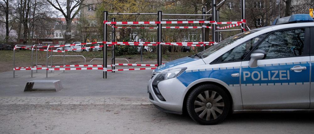 Ein Polizeiauto steht vor einer Absperrung (Symbolbild).