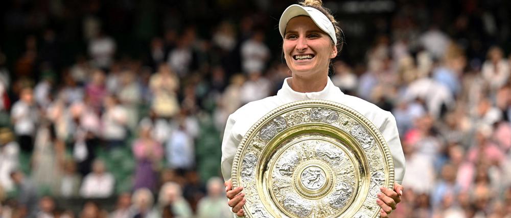Marketa Vondrousova erhielt als erste ungesetzte Spielerin die Siegertrophäe in Wimbledon.