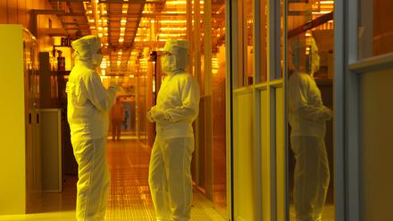 Mitarbeitende in der Halbleiterindustrie, wie hier im Infineon-Werk in Dresden, werden händeringend gesucht. 